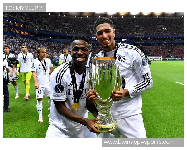 姆巴佩与贝林厄姆共同庆祝荣获FIFPRO最佳阵容奖杯合影留念